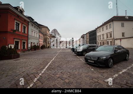 09-12-2021. cracovie-pologne. Véhicules garés sur la célèbre vieille rue Szeroka dans le quartier de Kazmeiz à Cracovie, en Pologne. Banque D'Images