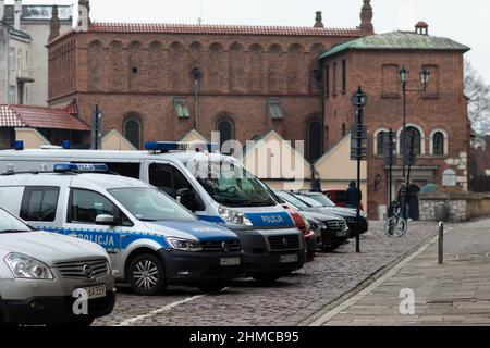 09-12-2021. cracovie-pologne. Des voitures de police sont garées dans la rue principale de Kazmeiz Pologne Banque D'Images