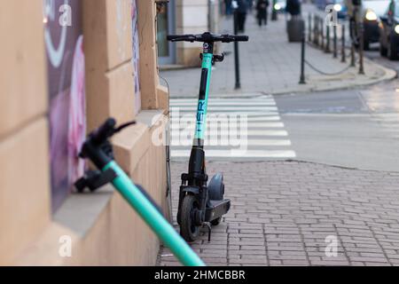 09-12-2021. cracovie-pologne. Scooters à louer à l'heure avec l'aide d'une application, placée dans une rue de Cracovie, Banque D'Images