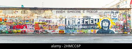 Moscou, Russie - 27 mai 2021 : le mur Tsoi sur la rue Arbat. Un mur commémoratif rempli de graffiti. Banque D'Images