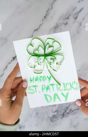 Briy St. Patrick carte de voeux de la journée faite de Quilling et de colles de papier sur fond blanc.Idée cadeau, décor printanier, Happy Patrick Day.Étape par étape. Banque D'Images