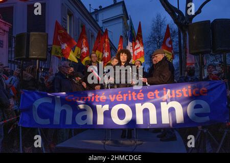 Un participant prend la parole lors d'une cérémonie organisée par le comité "Verite et Justice pour Charonne" (vérité et Justice pour Charonne) à la mémoire des neuf personnes tuées par la police française lors de la manifestation de février 1962 contre l'OEA et pour la paix en Algérie, À la station de métro Charonne à Paris le 8 février 2022. Le 8 février 1962, une manifestation pour la paix en Algérie a fait neuf morts à la station de métro Charonne à Paris et est devenue, peu avant la fin de la guerre d'Algérie, un symbole sanglant de la répression de l'État. Photo de Pierrick Villette/ABACAPRESS.COM Banque D'Images