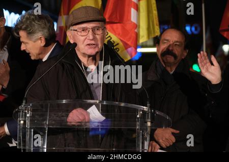 Un participant prend la parole lors d'une cérémonie organisée par le comité "Verite et Justice pour Charonne" (vérité et Justice pour Charonne) à la mémoire des neuf personnes tuées par la police française lors de la manifestation de février 1962 contre l'OEA et pour la paix en Algérie, À la station de métro Charonne à Paris le 8 février 2022. Le 8 février 1962, une manifestation pour la paix en Algérie a fait neuf morts à la station de métro Charonne à Paris et est devenue, peu avant la fin de la guerre d'Algérie, un symbole sanglant de la répression de l'État. Photo de Pierrick Villette/ABACAPRESS.COM Banque D'Images