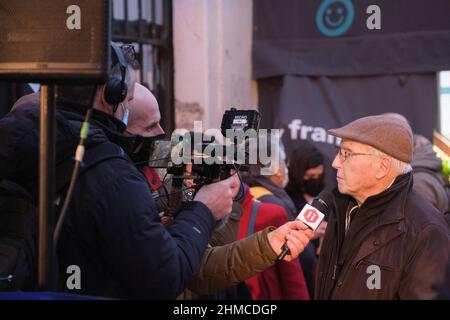 Un participant prend la parole lors d'une cérémonie organisée par le comité "Verite et Justice pour Charonne" (vérité et Justice pour Charonne) à la mémoire des neuf personnes tuées par la police française lors de la manifestation de février 1962 contre l'OEA et pour la paix en Algérie, À la station de métro Charonne à Paris le 8 février 2022. Le 8 février 1962, une manifestation pour la paix en Algérie a fait neuf morts à la station de métro Charonne à Paris et est devenue, peu avant la fin de la guerre d'Algérie, un symbole sanglant de la répression de l'État. Photo de Pierrick Villette/ABACAPRESS.COM Banque D'Images