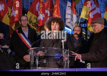 Un participant prend la parole lors d'une cérémonie organisée par le comité "Verite et Justice pour Charonne" (vérité et Justice pour Charonne) à la mémoire des neuf personnes tuées par la police française lors de la manifestation de février 1962 contre l'OEA et pour la paix en Algérie, À la station de métro Charonne à Paris le 8 février 2022. Le 8 février 1962, une manifestation pour la paix en Algérie a fait neuf morts à la station de métro Charonne à Paris et est devenue, peu avant la fin de la guerre d'Algérie, un symbole sanglant de la répression de l'État. Photo de Pierrick Villette/ABACAPRESS.COM Banque D'Images