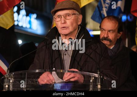 Un participant prend la parole lors d'une cérémonie organisée par le comité "Verite et Justice pour Charonne" (vérité et Justice pour Charonne) à la mémoire des neuf personnes tuées par la police française lors de la manifestation de février 1962 contre l'OEA et pour la paix en Algérie, À la station de métro Charonne à Paris le 8 février 2022. Le 8 février 1962, une manifestation pour la paix en Algérie a fait neuf morts à la station de métro Charonne à Paris et est devenue, peu avant la fin de la guerre d'Algérie, un symbole sanglant de la répression de l'État. Photo de Pierrick Villette/ABACAPRESS.COM Banque D'Images