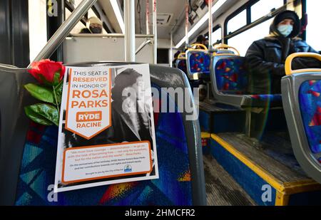 Racine, Wisconsin, États-Unis.4th févr. 2022.Des pancartes et des roses pour honorer Rosa Parks sont sur un siège sur chacune des deux douzaines de bus DE transit DE LA VILLE DE RYDE racine pendant le trajet en bus le matin à l'occasion de la Journée nationale de l'équité du réseau de Rosa Parks, célébrant l'anniversaire du héros des droits civils.Un siège est symboliquement réservé à Parks qui a joué un rôle dans le boycott de Montgomery, Alabama, en 1955-1956.(Image de crédit : © Mark Hertzberg/ZUMA Press Wire) Banque D'Images