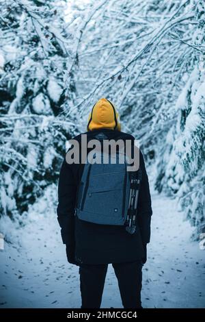 Mon autoportrait sur une route enneigée entourée de neige. Banque D'Images