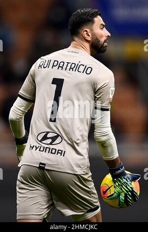 Milan, Italie. 08 février 2022. Rui Patricio d'AS Roma tient le ballon pendant le match de football de Coppa Italia entre le FC Internazionale et AS Roma. Credit: Nicolò Campo/Alay Live News Banque D'Images