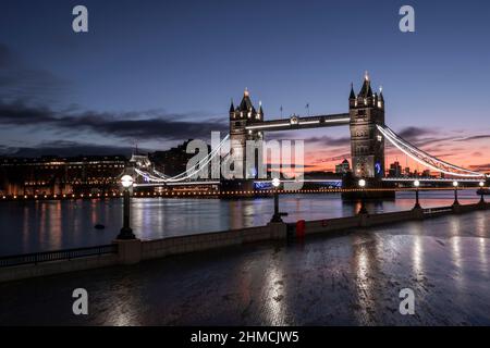 Londres, Royaume-Uni. 9th févr. 2022. Météo au Royaume-Uni : lever du soleil au-dessus du Tower Bridge et de l'hôtel de ville. Des couleurs magnifiques à la première lumière tandis que Londres se réveille à un autre jour fin et doux. Credit: Celia McMahon/Alamy Live News Banque D'Images