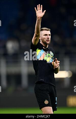 Milan, Italie. 08 février 2022. Milan Skriniar du FC Internazionale gestes à la fin du match de football de Coppa Italia entre le FC Internazionale et AS Roma. Credit: Nicolò Campo/Alay Live News Banque D'Images