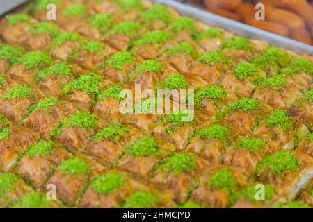 Gros plan d'un baklava pistache. Saveurs traditionnelles du Moyen-Orient. Fıstıklı Baklava. Banque D'Images