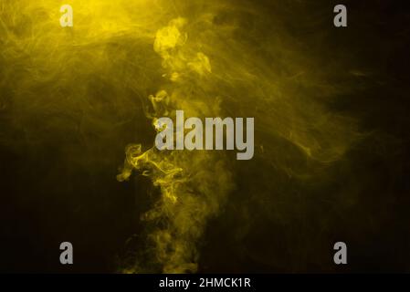 Vapeur jaune et rose sur fond noir.Copier l'espace. Banque D'Images