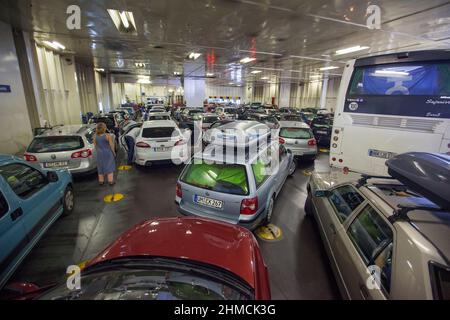 Voitures sur le ferry allemand au départ de Trelleborg. Banque D'Images