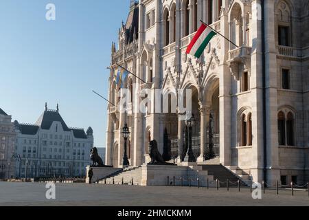 Façade du Parlement avec entrée à Budapest, Hongrie Banque D'Images