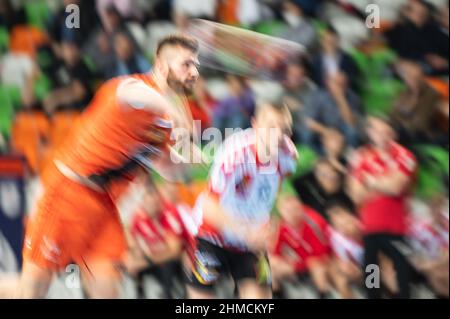 LUBIN, POLOGNE - 23 NOVEMBRE 2021 : match de handball polonais des hommes de la superligue PGNiG entre MKS Zaglebie Lubin - Chromy Glogow. En action Sroczyk Marcel - Banque D'Images