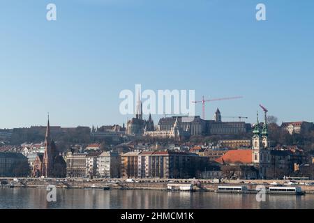 Paysage urbain de la rive du Danube de Budim avec bastion des pêcheurs et églises à Budapest, Hongrie Banque D'Images