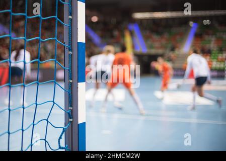 Détail de la tige de but de handball avec filet et tir de pénalité en arrière-plan. Banque D'Images