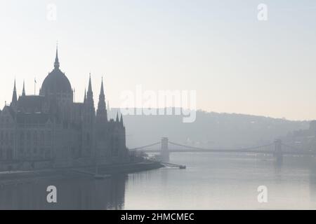 Bâtiment du Parlement et pont de la chaîne Szechenyi dans la matinée à Budapest, Hongrie Banque D'Images