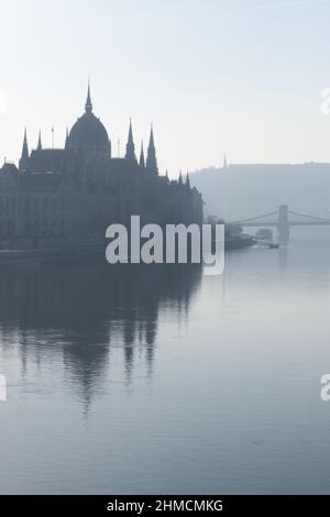 Bâtiment du Parlement et pont de la chaîne Szechenyi dans la matinée à Budapest, Hongrie Banque D'Images