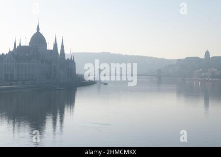 Bâtiment du Parlement et pont de la chaîne Szechenyi dans la matinée à Budapest, Hongrie Banque D'Images