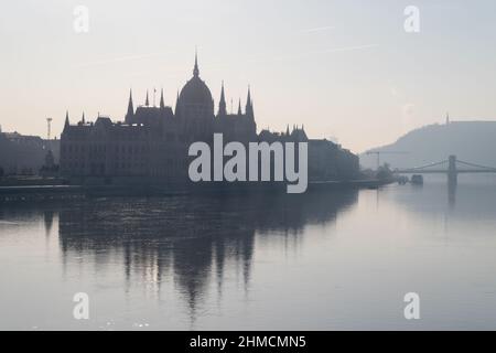 Bâtiment du Parlement et pont de la chaîne Szechenyi dans la matinée à Budapest, Hongrie Banque D'Images