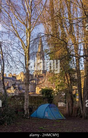 Tente-couchette rugueuse dans les bois urbains de la ville marchande du milieu de l'angleterre stamford, lincolnshire. Banque D'Images