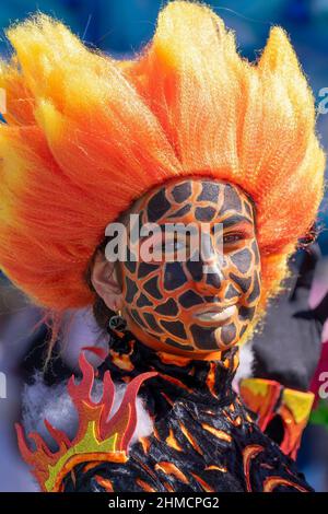 Personnes en costumes de maquillage et de carnaval pendant le Fat Mardi au Mardi gras carnaval de la ville: Valette, Malte - 23 février 2020 Banque D'Images