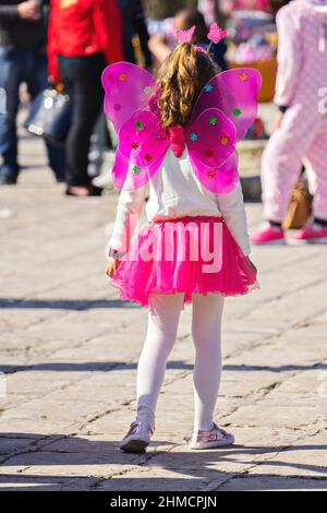 Personnes en costumes de maquillage et de carnaval pendant le Fat Mardi au Mardi gras carnaval de la ville: Valette, Malte - 23 février 2020 Banque D'Images