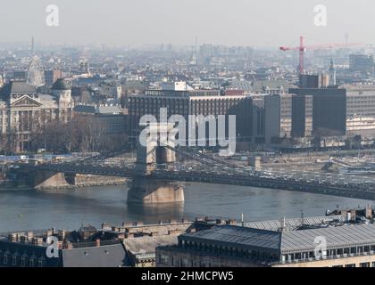 Paysage urbain de budapest avec pont en chaîne de Szechenyi sur le Danube en cours de rénovation Banque D'Images