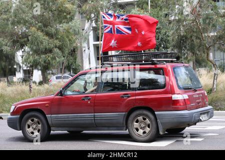 Un convoi à destination de Canberra avec un drapeau rouge. Des Australiens de tout le pays sont descendus à Canberra pour protester contre les mandats de vaccination et Banque D'Images