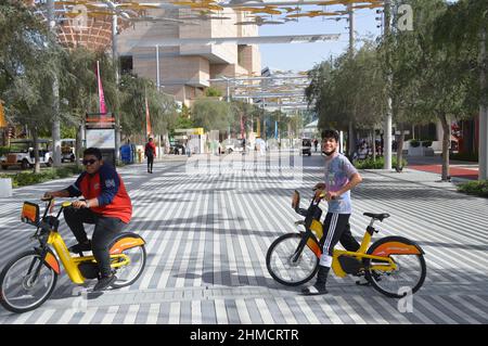 Vélos électriques à l'exposition Dubai 2020 aux Émirats arabes Unis - 1 février 2022. Banque D'Images