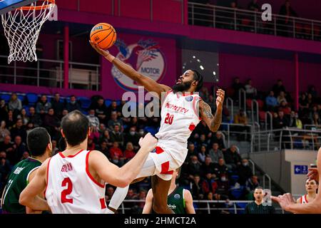 ZAPORIZHHIA, UKRAINE - 8 FÉVRIER 2022 - petit avant D.J. Stephens de BC Prometey tente de marquer pendant le tournoi de basketball de la Ligue des champions Banque D'Images