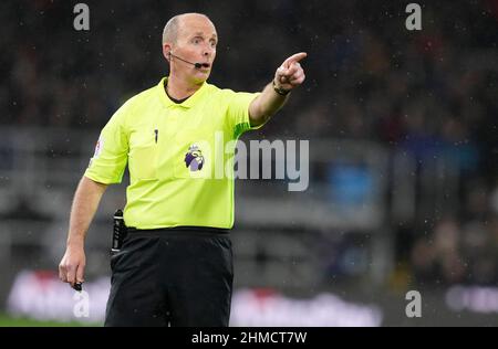 Burnley, Angleterre, le 8th février 2022. Arbitre Mike Dean lors du match de la Premier League à Turf Moor, Burnley. Le crédit photo devrait se lire: Andrew Yates / Sportimage Banque D'Images