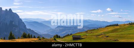 Vue panoramique sur le Val Gardena, le plateau de Seiser Alm et la montagne Punta Euringer. Tyrol du Sud, Italie Banque D'Images