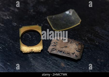 gros plan d'une montre-bracelet vintage démontée sur une table en bois Banque D'Images
