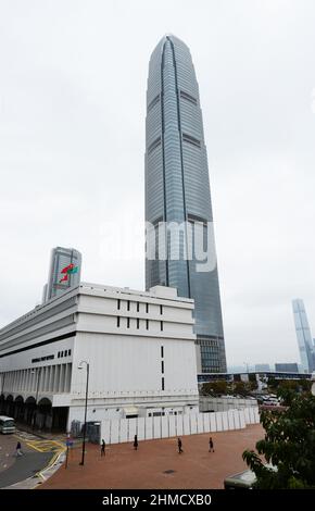 Le bâtiment emblématique de la poste générale et la tour IFC derrière elle. Quartier central, Hong Kong. Banque D'Images