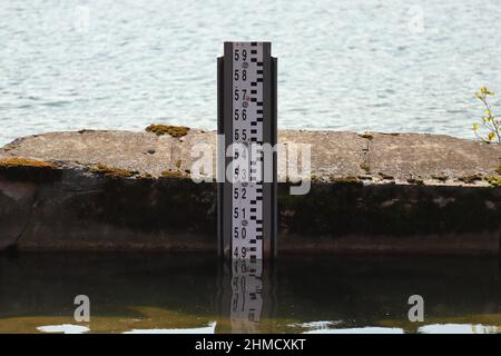 Outil de mesure de la profondeur de l'eau sur la rive du lac. Observation de l'échelle du niveau d'eau pour prévenir les inondations et les catastrophes Banque D'Images