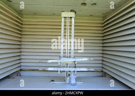 Un thermomètre météorologique composé d'un thermomètre maximum et d'un thermomètre minimum est placé dans une cage météorologique. Cet outil est utilisé pour recueillir la température de l'air Banque D'Images