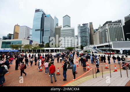 9th février 2022, Central District, Hong Kong. Hongkongers attendant en file d'attente un test de PCR ( la plupart du temps obligatoire ) à mesure que les cas de variante Omicron augmentent. Banque D'Images