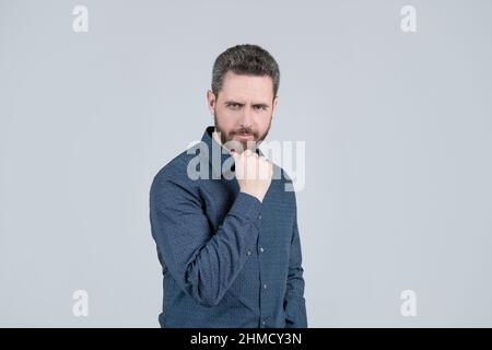 La barbe est là pour rester. Homme non rasé toucher barbe cheveux fond gris. Barbering et toilettage Banque D'Images