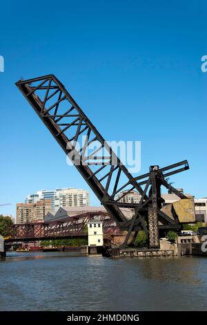 Pont de chemin de fer de la rue Kinzie, bloqué en permanence en position relevée, Chicago River, Chicago, Illinois Banque D'Images