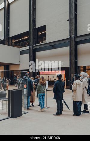 Londres, Royaume-Uni - octobre 23,2021: Les gens à l'intérieur de turbine Hall attendant de scanner les codes QR nécessaires pour entrer dans Tate Modern, un musée de Londres qui tient la nation Banque D'Images