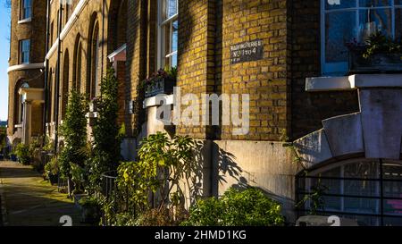 Faible soleil, style traditionnel de vie sur le quai. Ombres, faible soleil. Londres Banque D'Images