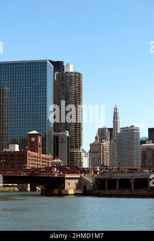 Vue sur les tours de Marina City depuis la branche nord de la rivière Chicago, Banque D'Images