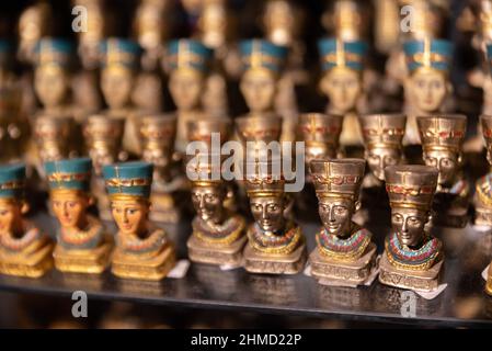 Hurghada, Egypte - 1 septembre 2021 : souvenirs égyptiens. Exposition dans une boutique de cadeaux qui rappelle des vacances en Afrique. Banque D'Images