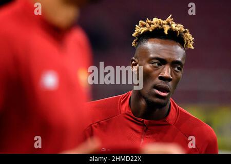Milan, Italie. 08th févr. 2022. Tammy Abraham d'AS Roma se réchauffe lors du match de football de quart de finale de la coupe d'Italie entre le FC Internazionale et AS Roma au stade San Siro de Milan (Italie), le 8th février 2021. Photo Andrea Staccioli/Insidefoto crédit: Insidefoto srl/Alamy Live News Banque D'Images