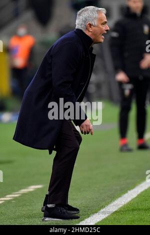 Milan, Italie. 08th févr. 2022. José Mourinho entraîneur de AS Roma réagit lors du match de football de quart-finale de la coupe d'Italie entre le FC Internazionale et AS Roma au stade San Siro à Milan (Italie), le 8th février 2021. Photo Andrea Staccioli/Insidefoto crédit: Insidefoto srl/Alamy Live News Banque D'Images