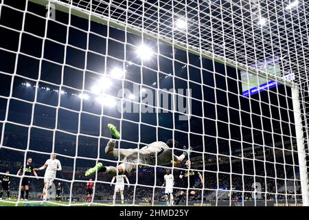 Milan, Italie. 08th févr. 2022. Rui Patricio d'AS Roma sauve lors du match de football de quart-finale de la coupe d'Italie entre le FC Internazionale et AS Roma au stade de San Siro à Milano (Italie), le 8th février 2021. Photo Andrea Staccioli/Insidefoto crédit: Insidefoto srl/Alamy Live News Banque D'Images