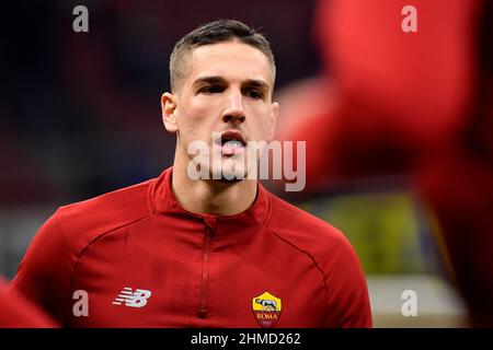 Milan, Italie. 08th févr. 2022. Nicolo Zaniolo de AS Roma se réchauffe lors du match de football de quart-finale de la coupe d'Italie entre le FC Internazionale et AS Roma au stade San Siro de Milan (Italie), le 8th février 2021. Photo Andrea Staccioli/Insidefoto crédit: Insidefoto srl/Alamy Live News Banque D'Images